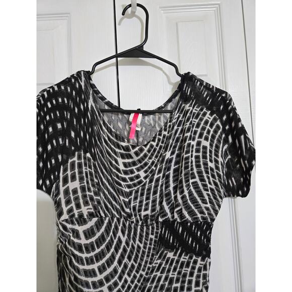 Miss California small women's black and white blouse with tummy control - Picture 3 of 8